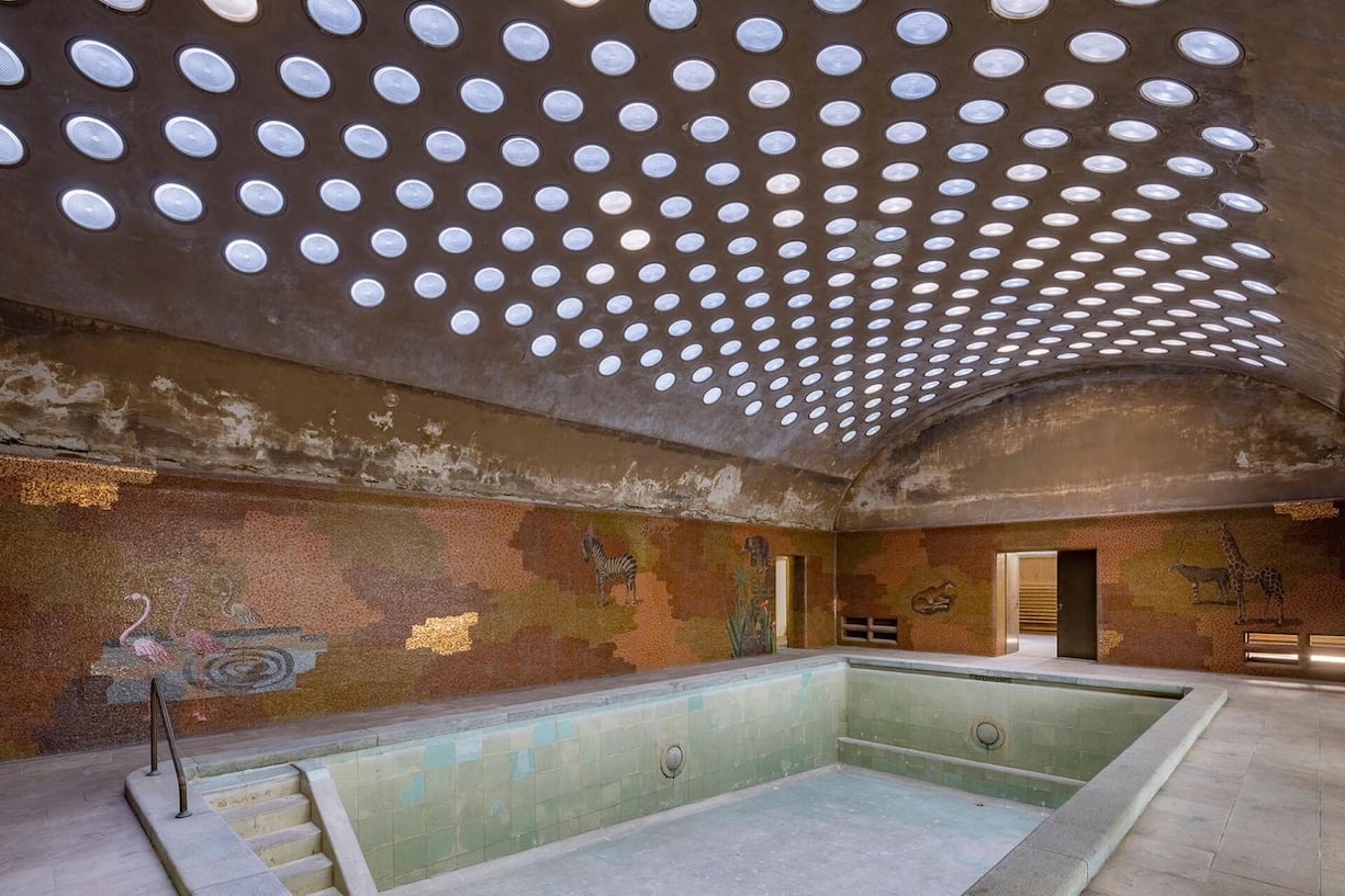 Auf dem Anwesen liegt auch ein historisches Hallenbad.