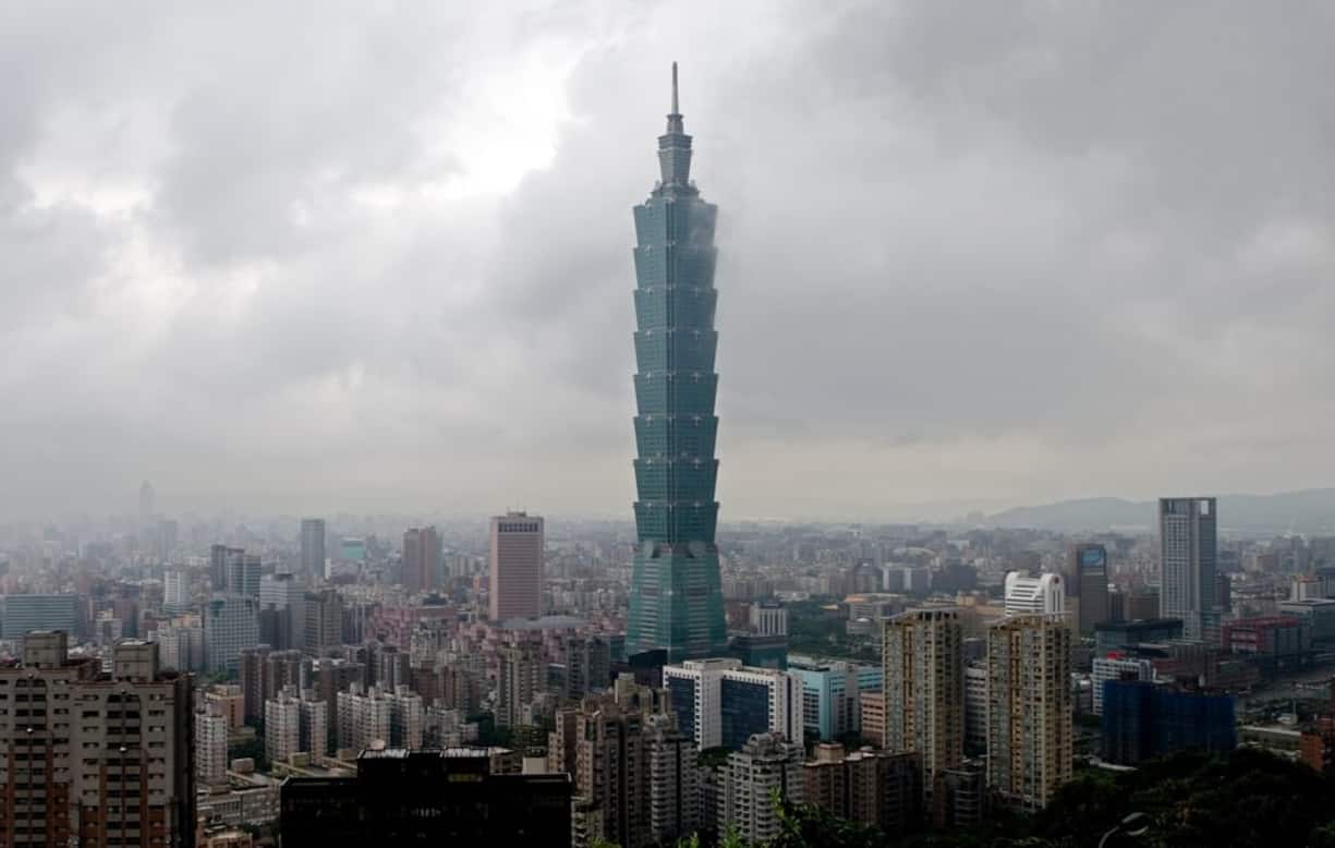 8. Taipei 101 in Taipeh: 1,8 Milliarden Dollar
Das pagodenförmige Hochhaus in der Hauptstadt von Taiwan war mit seinen 508 Metern von 2004 bis 2007 das höchste Gebäude der Welt. Weil die Insel häufig von Erdbeben und Taifunen getroffen wird, muss das Gebäude enormen Belastungen standhalten können. Das ging beim Bau ins Geld.