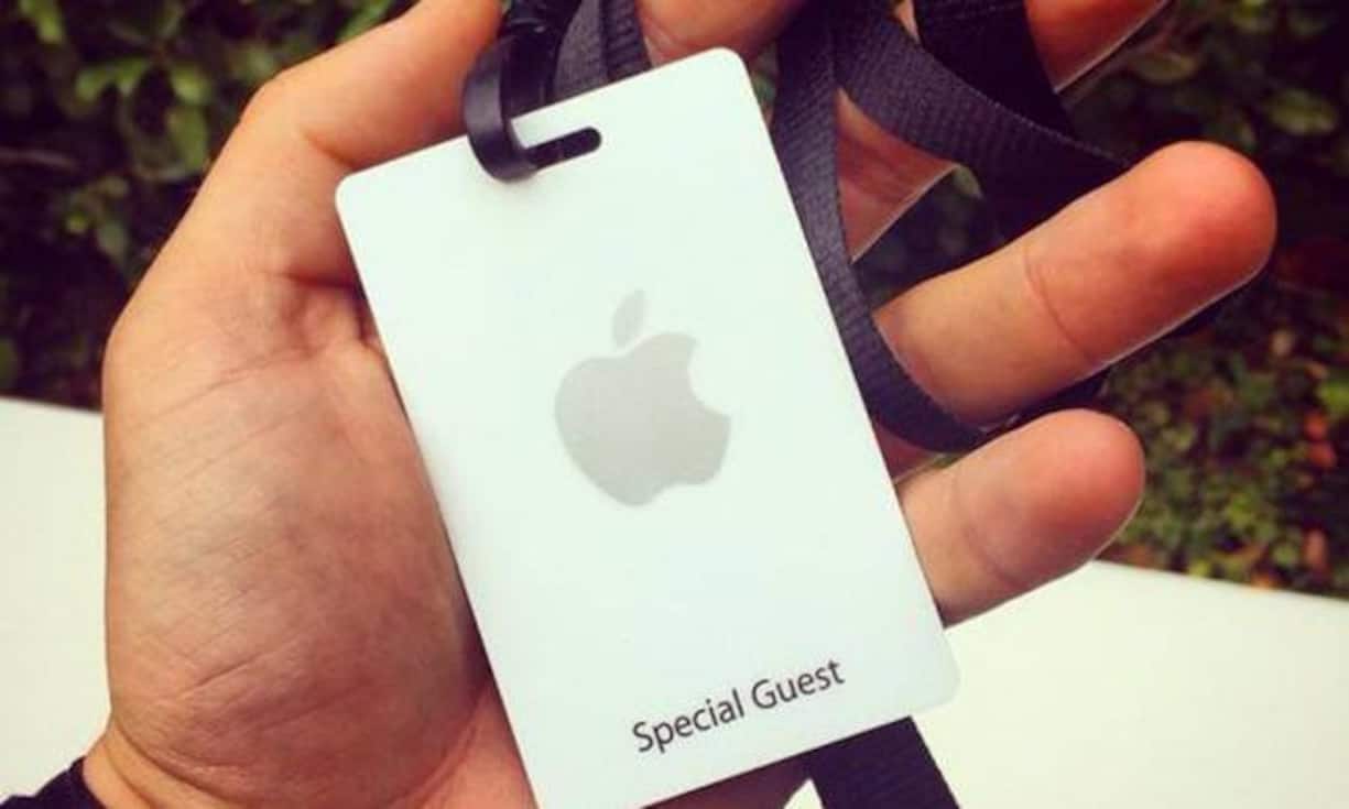 So sah es aus, das Badge, mit dem die geladenen Gäste die strengen Einlasskontrollen passieren konnten. Hier hält Fashion-Autor Derek Blasberg seinen in die Kamera.