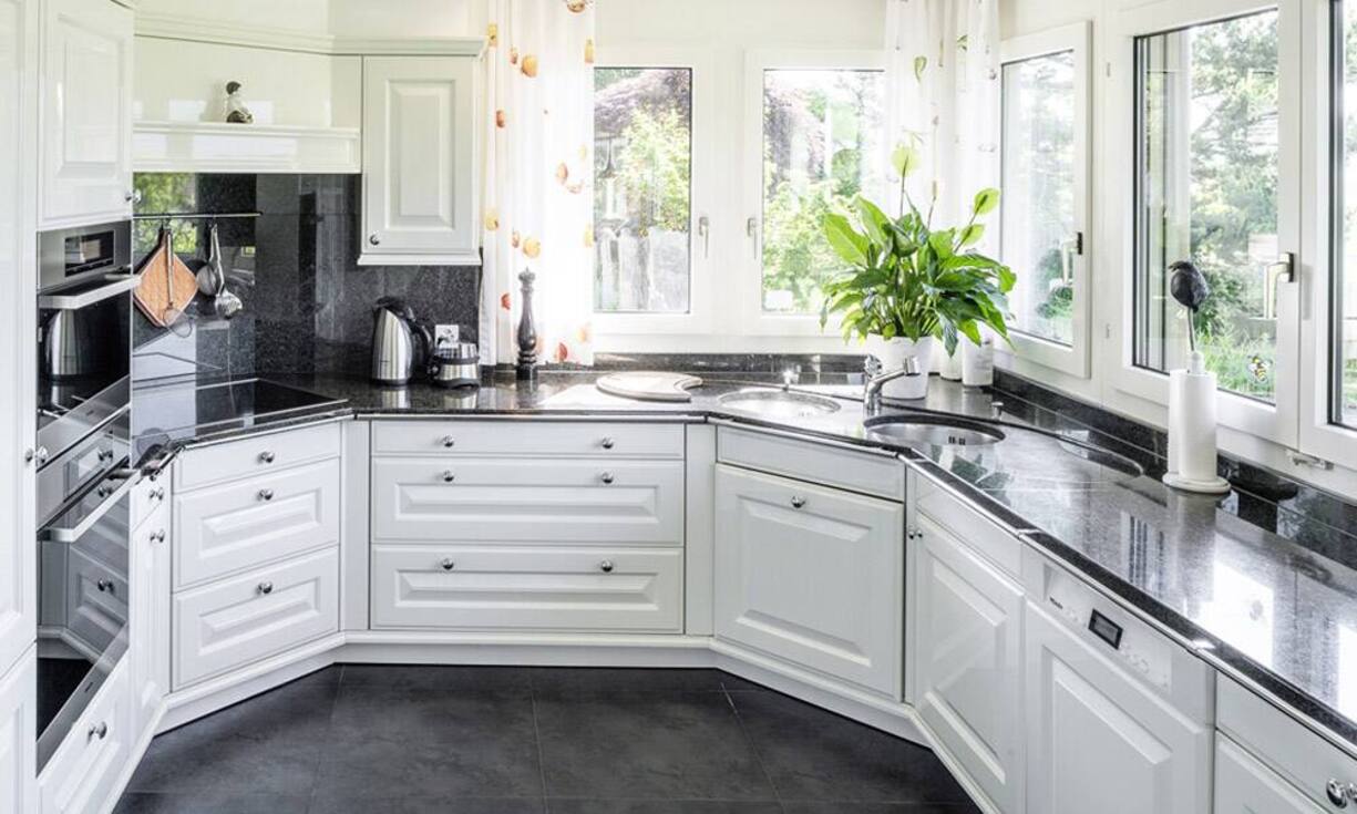 Diese beinhaltet einen geräumigen separaten Vorbereitungsraum, eine Bar sowie einen Essplatz. Für grössere Abendessen bieten der Essbereich im Wohnzimmer sowie der besonnte Wintergarten zusätzlich Raum.