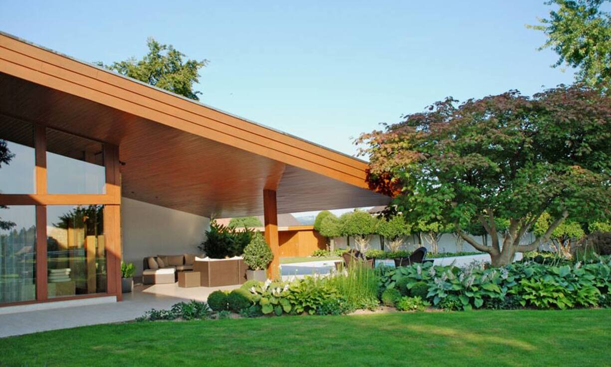 Auf zwei Etagen verteilen sich 6 Schlafzimmer sowie 3 Badezimmer. Die Wohnfläche beträgt 519 Quadratmeter.