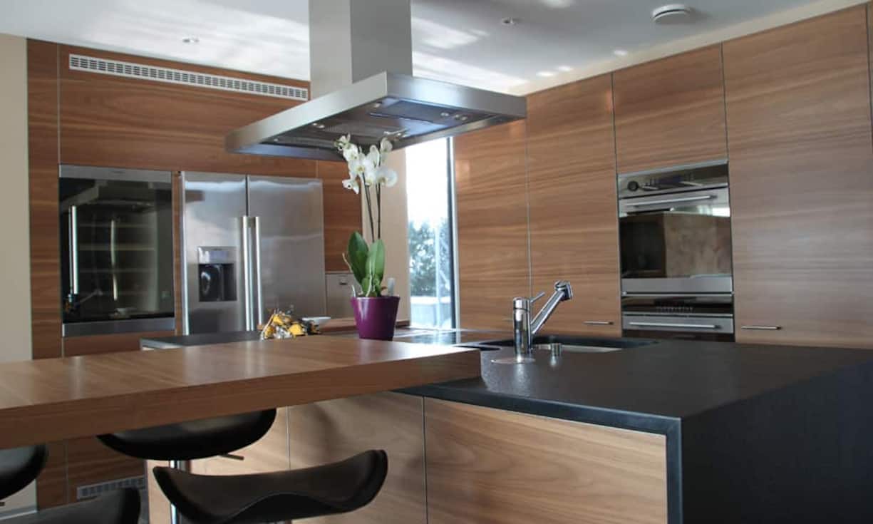 Die Küche ist offen und wird von der freistehenden Kochinsel dominiert. Diese bietet neben der Standarausstattung ein Teppanyaki- und Wokfeld für vielfältiges Kochen.