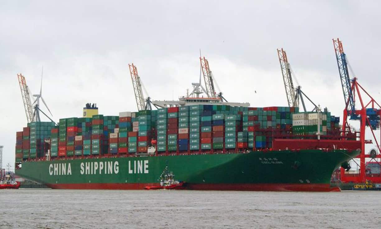 Das grösste Containerschiff der Welt auf seiner Jungfernfahrt nach Hamburg. Die «CSCL Globe» ist 400 Meter lang und 59 Meter breit. Mit einer Tragfähigkeit von 185'000 Tonnen kann das Schiff 18'270 Container transportieren. Die Höchstgeschwindigkeit beträgt 20,5 Knoten (37 km/h).