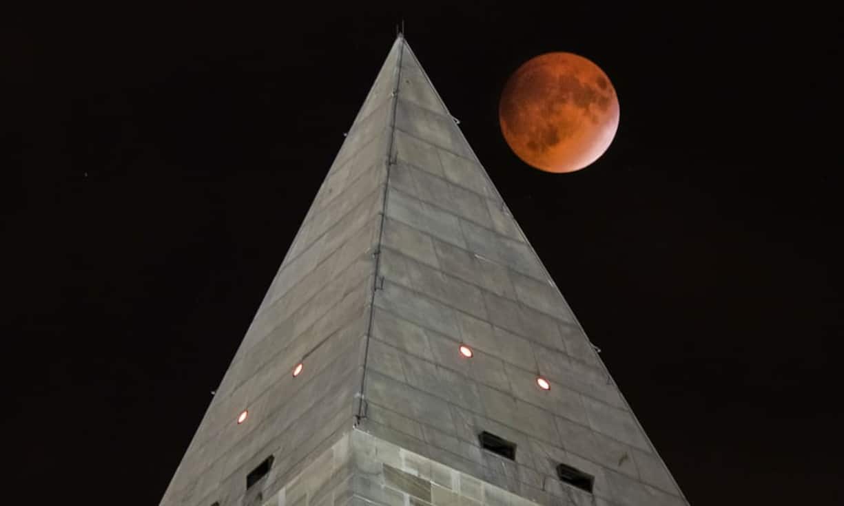 Am Himmel hat sich in der Nacht auf Montag ein Naturspektakel abgespielt: Im Zuge einer totalen Mondfinsternis dunkelte der Erdtrabant kontinuierlich ab und wurde in rotes Licht gehüllt (Bild aus Washington).