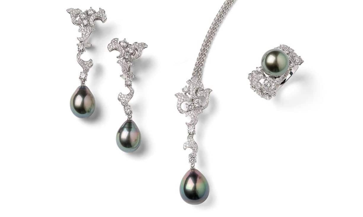 Mondän: Mit diesen Ohrringen gelingt ein subtil eleganter Auftritt. Unterschiedlich gross funkelnde Brillanten in Kombination mit Weissgold verleihen der Schönheit der Tahitikulturperlen in Tropfenform einen stilvollen Rahmen und lassen die Ohrclips aus dem Haus Frieden in voller Pracht erstrahlen. Frieden, Ohrclips, 12 500 Franken.