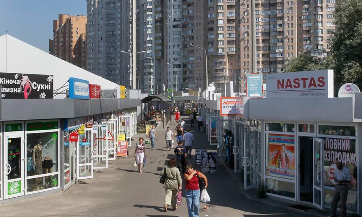 Platz 1: Kiew: 627,2 Stunden arbeitet ein Angestellter für den Kauf eines iPhones. Das ist länger als irgendwo sonst auf der Welt. Lebensmittel sind günstiger: Knapp eine halbe Stunde braucht es für Brot, 44 Minuten für Reis. 55 Minuten Arbeit stecken in einem Big Mac.