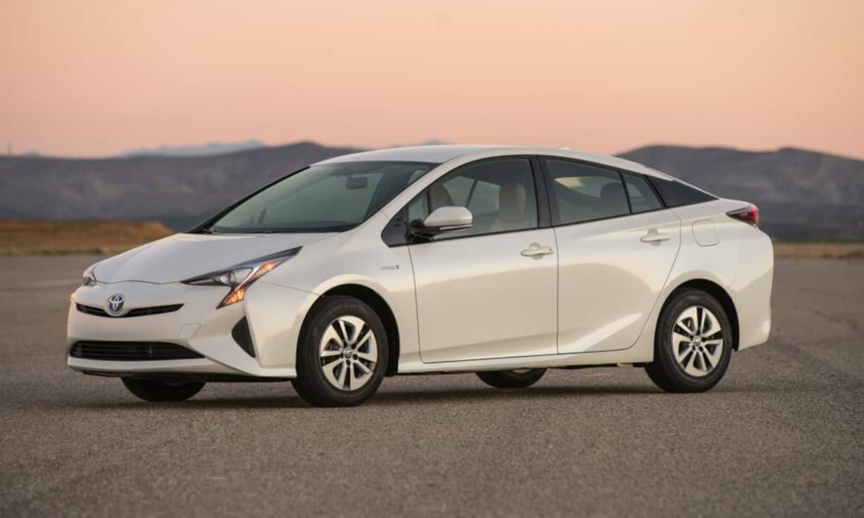 Der Nächste bitte: Toyota Prius IVHybridautos sind inzwischen zum Mainstream geworden, weshalb Toyota der ab sofort verfügbaren vierten, 4,54 Meter langen Prius-Generation ein unverwechselbares Blechkleid gegönnt hat. Innen finden die Passagiere mehr Platz denn je; die Gangwahl erfolgt über ein lustiges kleines Hebelchen. Vollelektrisch kommt der 90 kW (122 PS) starke Prius bis zu zehn Kilometer weit; er verbraucht drei Liter, ist maximal 180 km/h schnell und kostet ab 34'500 Franken.