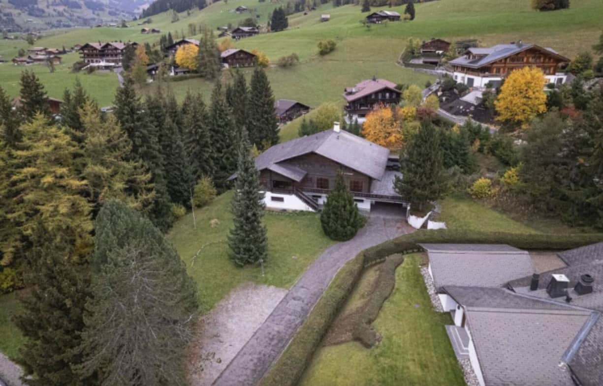 2021 kaufte seine Firma das unscheinbare Grundstück in Gstaad.