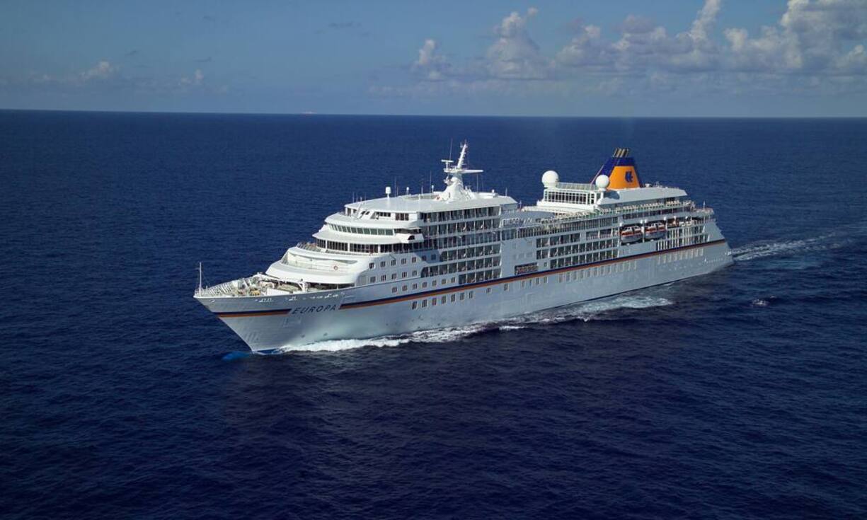 Jeden Morgen in einem anderen Hafen aufwachen und nach dem Frühstück auf einen der weltweit schönsten Golfplätze spielen - das erwartet die Gäste der «Golf & Cruise»-Reisen an Bord des Luxusschiffes MS Europa...