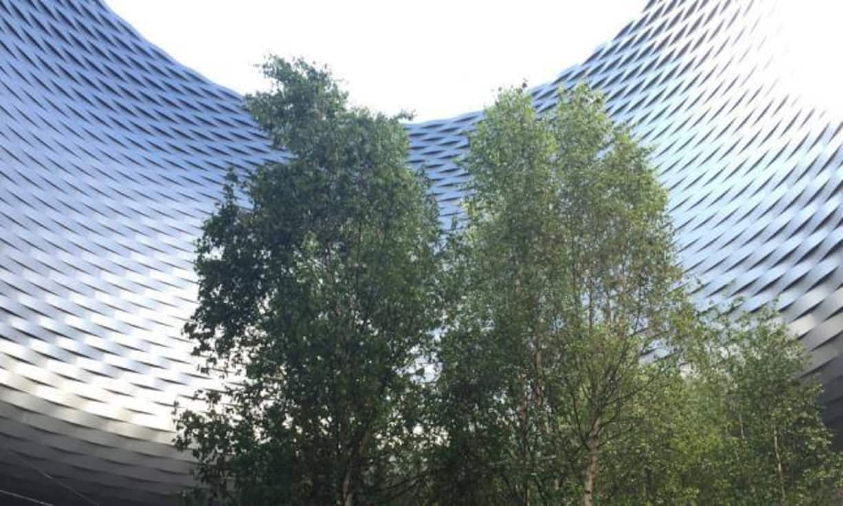 Das Messezentrum in Basel ist selbst bereits eine Attraktion, im Innern aber werben Glitzer und Glamour um die Gunst der Besucher.