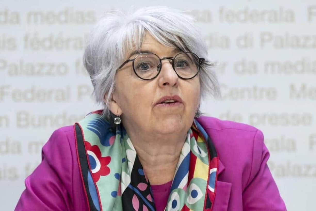 Sozialministerin Elisabeth Baume-Schneider will die 13. AHV-Rente per Mehrwertsteuer finanzieren.