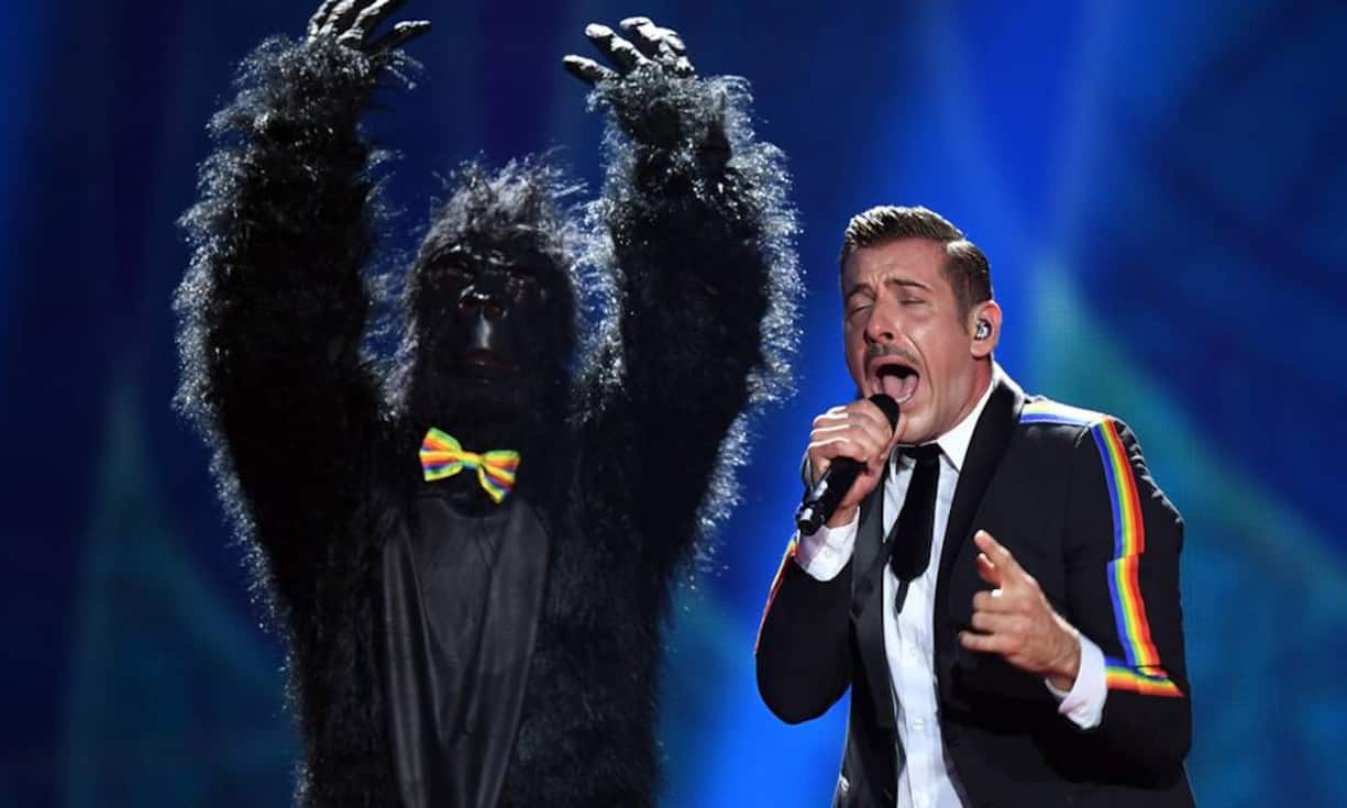 Italiens Topfavorit Francesco Gabbani singt «Occidentali’s Karma» – und wird dabei von einem tanzenden Gorilla begleitet. Ganz nach vorne reicht es aber nicht.