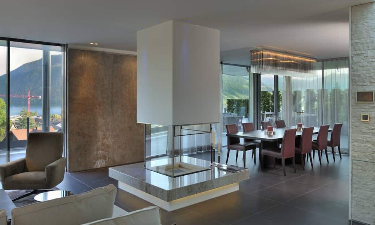 … Doubleface-Cheminée sowie ein Wasserspiel abgetrennt – und ist mit der…