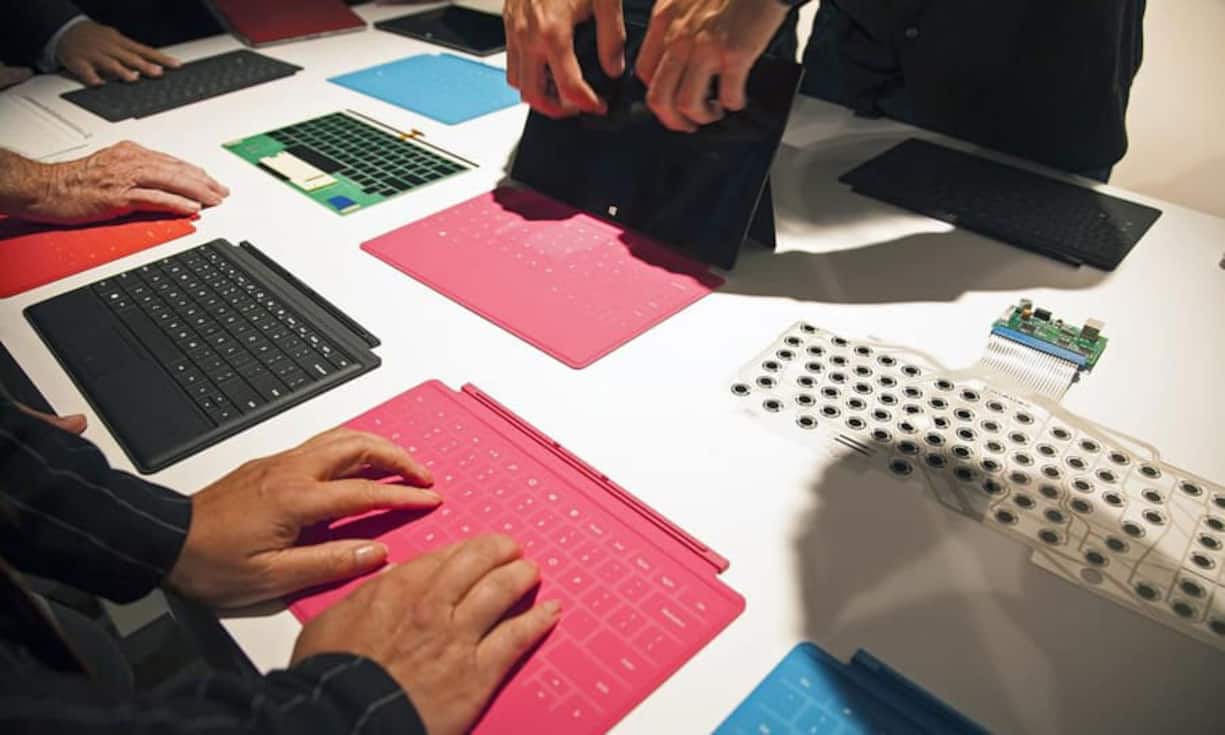 ... mit einem Display-Schutz daher, der zugleich eine Tastatur samt Touchpad ist. Die Variante Type Cover hat klassische Klick-Tasten, das Modell Touch Cover ist etwas dünner durch eine berührungsempfindliche Oberfläche.