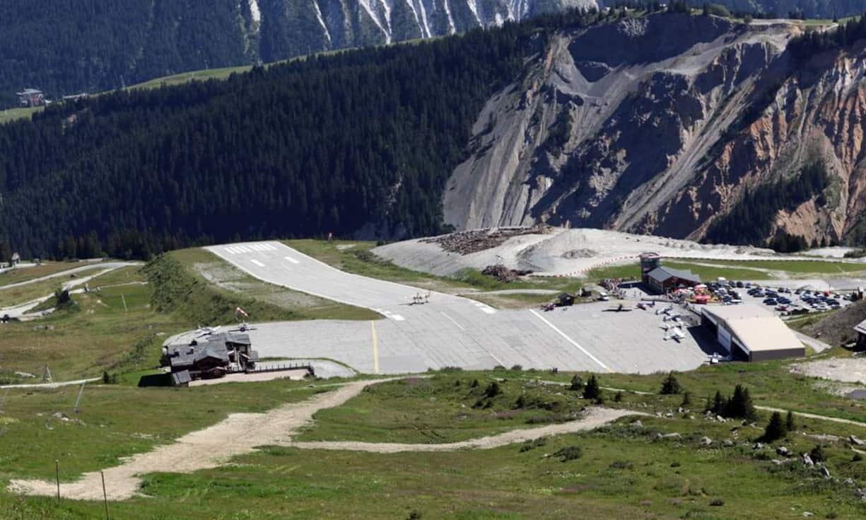 Kein Wunder, dass es der Flugplatz Courchevel in den James-Bond-Film
«Der Morgen stirbt nie» geschafft hat. Die Piste liegt an einem Steilhang
mitten in einem Skigebiet. Hobbypiloten landen ihre Privatmaschinen
hangaufwärts. Gestartet wird wie ein Skispringer auf einer abschüssigen
Startbahn.MartinPUTZ/Wikimedia