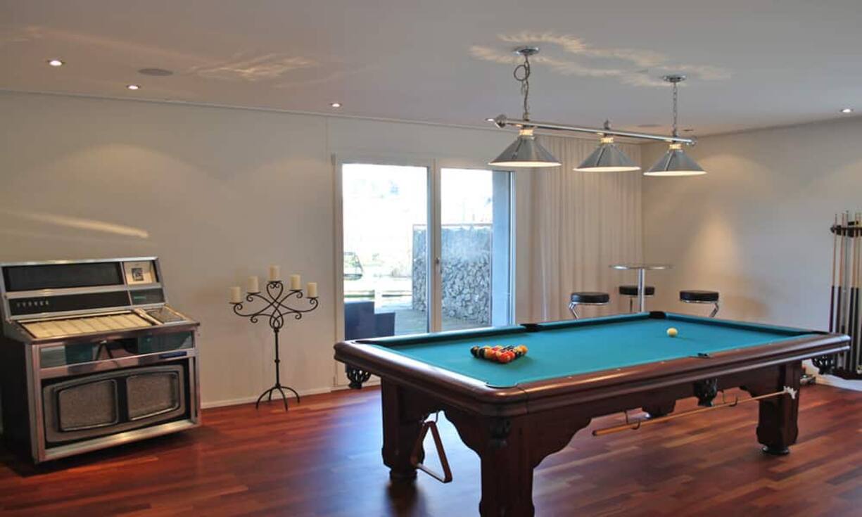 ... der Gesellschaftsraum mit Jukebox und Billardtisch. Das hat seinen Preis: 2,3 Millionen Franken.