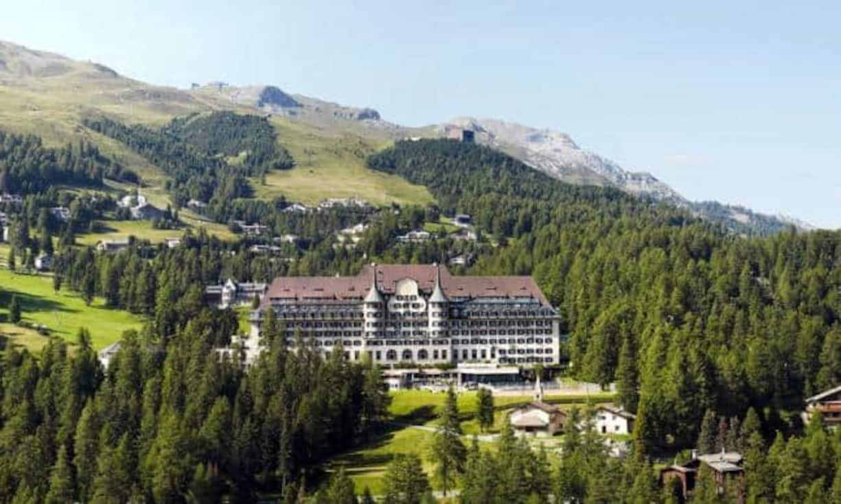 Platz 4 (Vorjahr: 7): Suvretta House, St. Moritz
Oldschool-Hotels sind weltweit im Aufwind. Viele erkennen im Suvretta House die Grösse des Unzeitgemässen und die Stärke des Unbeirrbaren – einfach die Schönheit des Originals, die mit dem Alter noch zunimmt. Ganz von heute ist das Sommer-Aktivitätenprogramm: Kostenfrei können sich Hotelgäste täglich fachkundig geführten Genuss- und Erlebnissportarten anschliessen, sei es Segelfliegen über dem Oberengadin oder Segeln auf dem Silsersee.