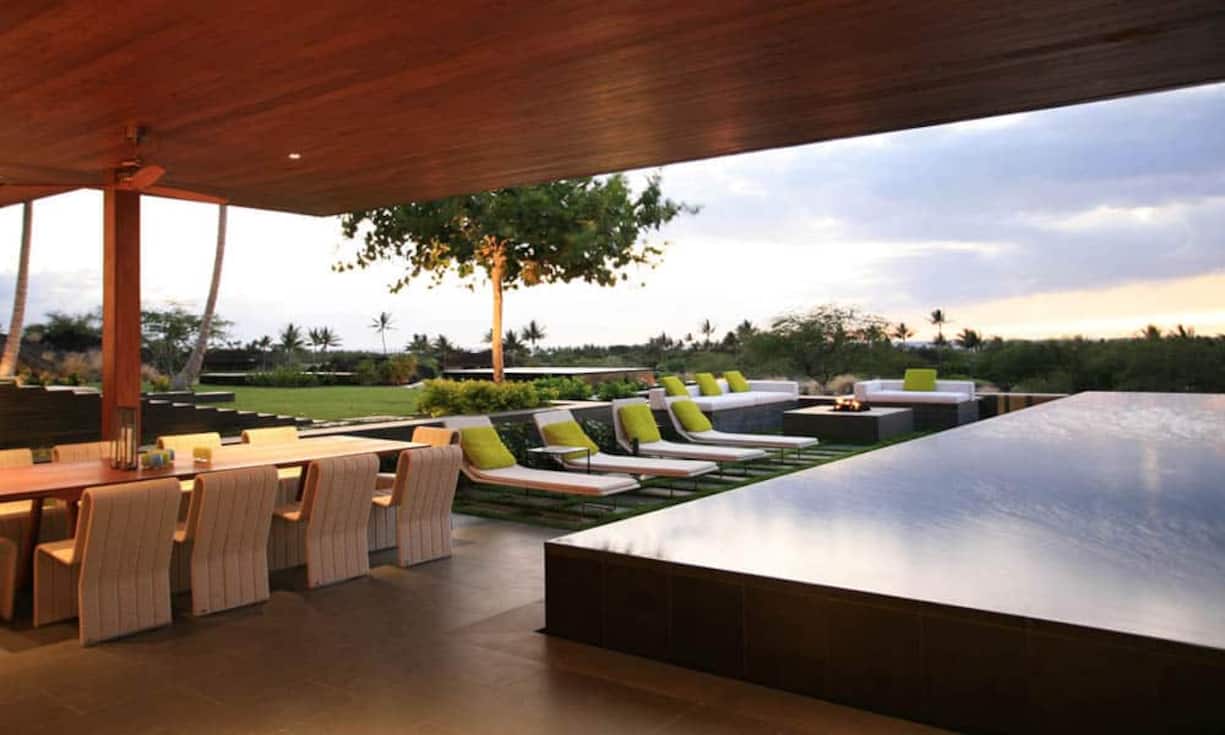 … ein und nutzt zum Heizen die warmen Lavaquellen der Insel. Für das Warmwasser wurde das Dach aus…