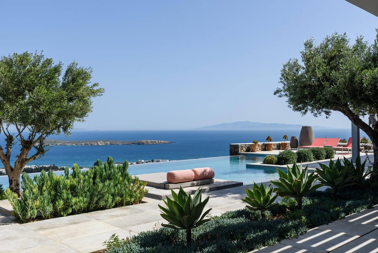 Vom Pooldeck, bepflanzt mit Kakteen und Olivenbäumen, geniesst man freien Blick aufs Meer und auf die Inseln Ios und Naxos.