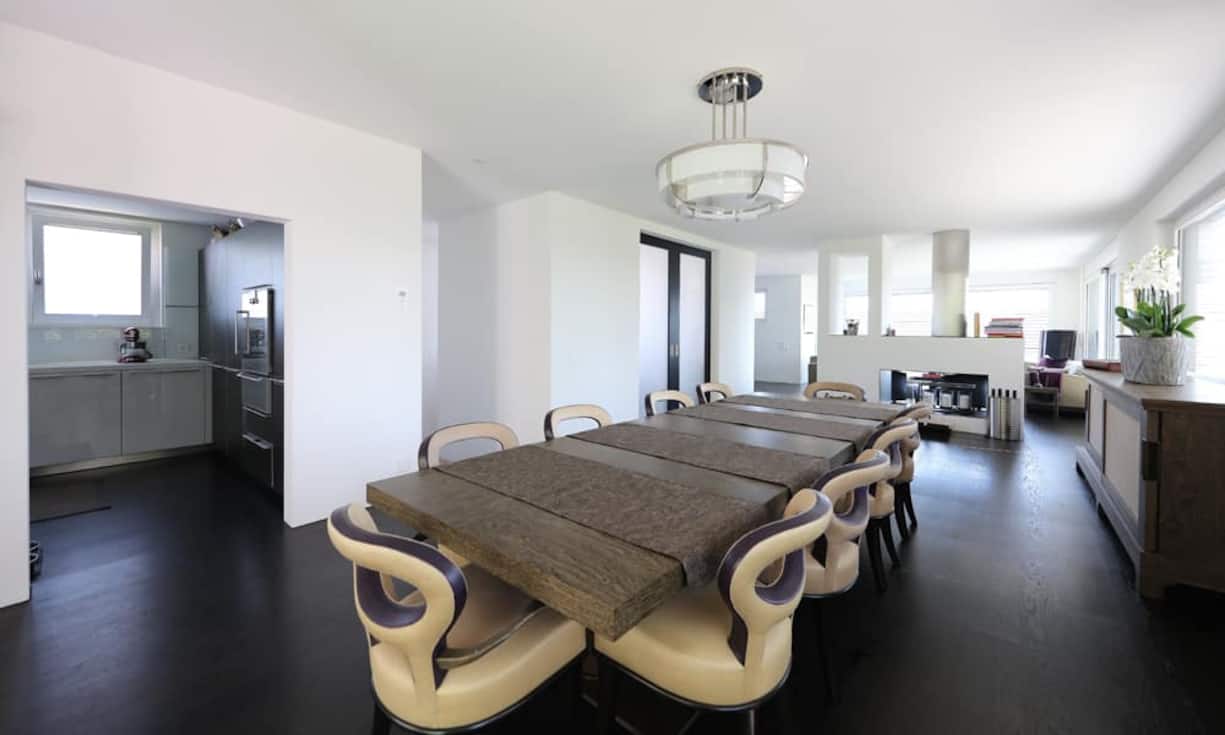 Der offene Wohnbereich bietet genügend Platz für eine grosse Tischrunde.