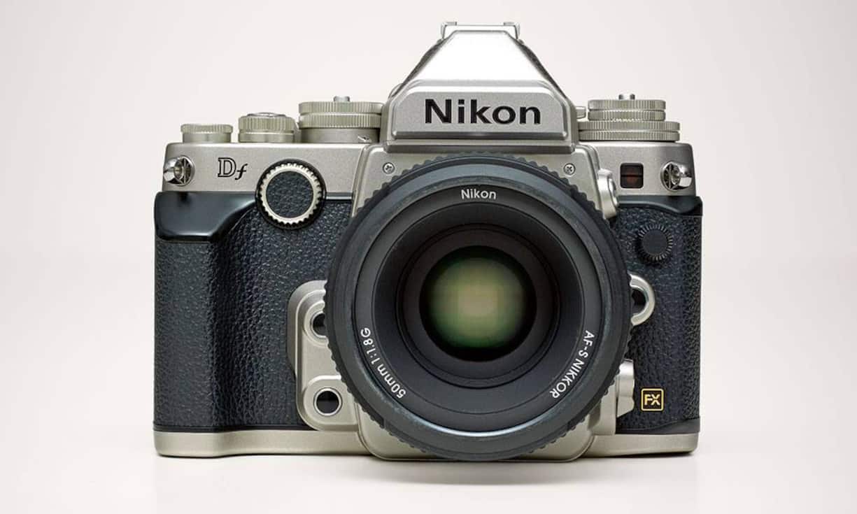 NIKON: Der Retro-Nachfolger der beliebten F-Reihe, mit der unter anderem im Vietnamkrieg fotografiert wurde: Nikon Df mit Normalobjektiv 1:1,8; Preis: 3498 Franken. (Bild: Tom Caffrey / Globe Photos / interTOPICS)