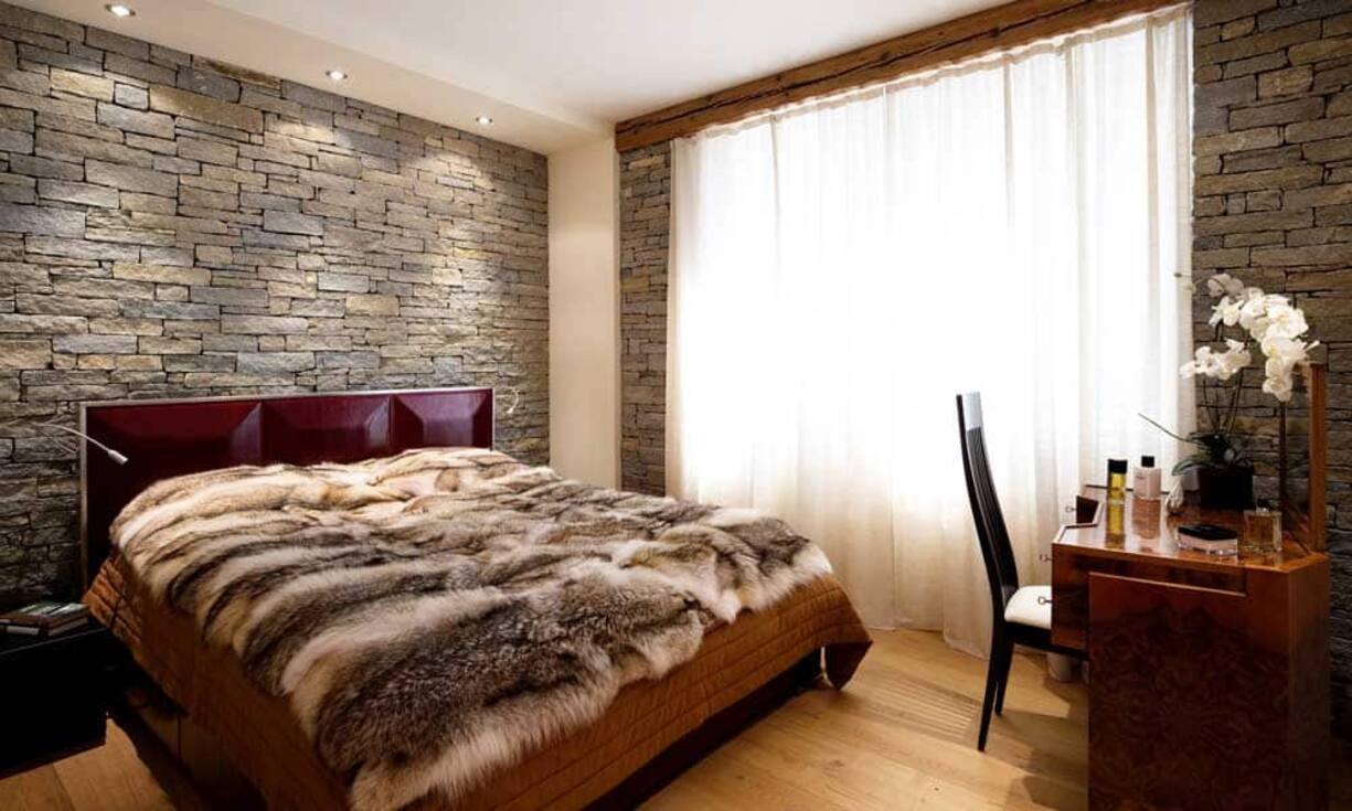 Zur Wohnung gehören drei Schlafzimmer mit ensuite Badezimmer.