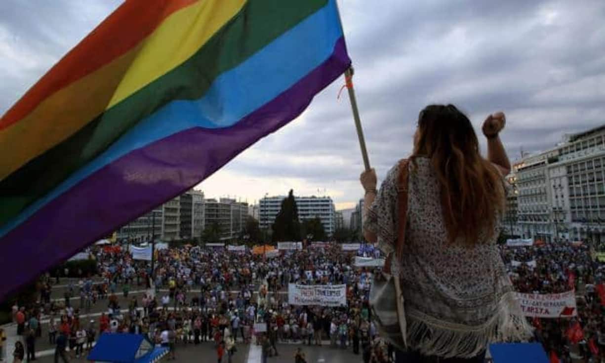 Griechenlands Pro-Kopf-Einkommen ist in dieser Zeit jedes Jahr lediglich um durchschnittlich 0,6 Prozent gewachsen. Damit ist das Land deutlich abgestiegen: 1991 lag das Einkommen noch bei rund 80 Prozent des OECD-Schnitts, heute bei nur noch rund 68 Prozent.