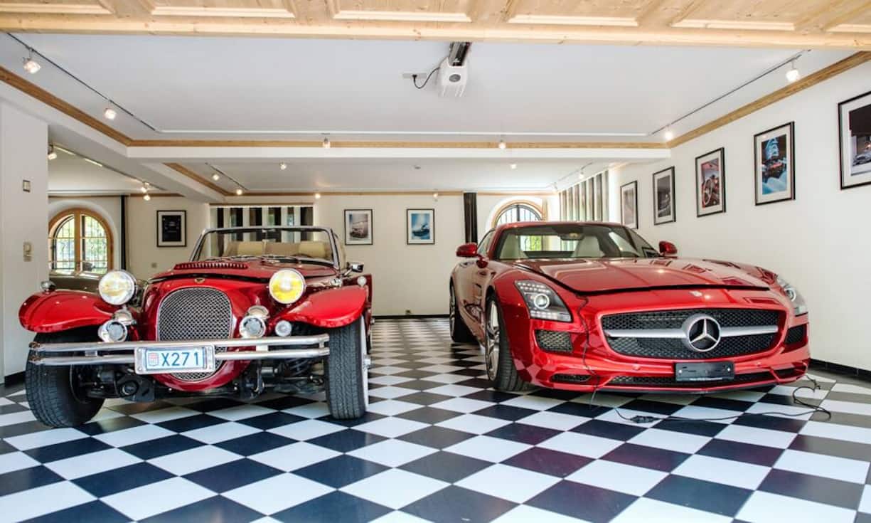 Weiter gehören zum Chalet drei Garage-Parkplätze sowie vier Aussenparkplätze. Ein grosser Raum wurde für eine Autosammlung genutzt. Diesen Raum könnte man beispielsweise in ein Spielzimmer oder ähnliches umwandeln.