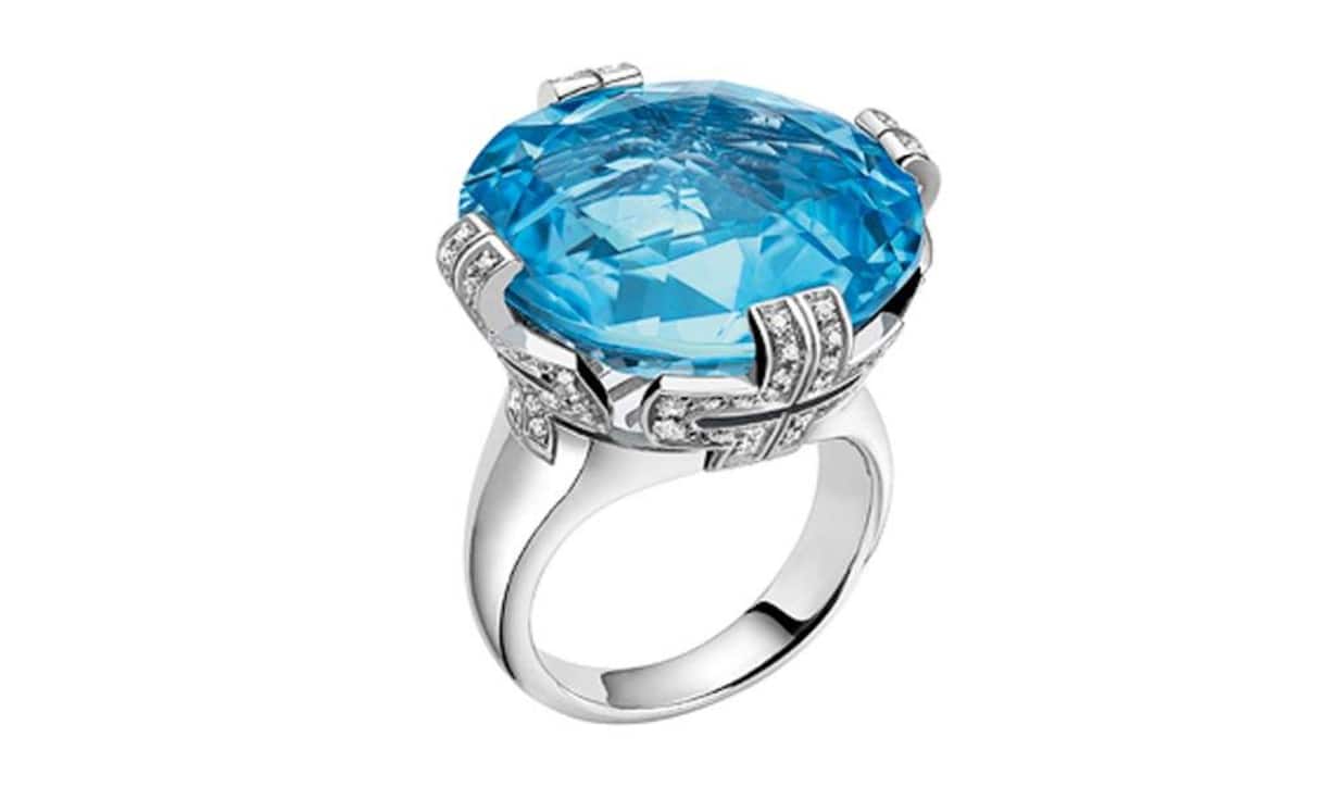 Weissgoldring von Bulgari: Die Italiener inszenieren den blauen Topas mit
Diamanten.