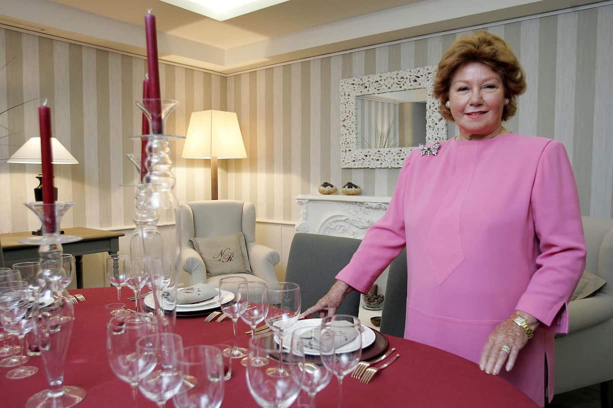 TO GO WITH AFP STORYBaroness Nadine de Rothschild poses 13 November 2006 at her "Academy Nadine de Rothschild International Way of Life" in Carouge near Geneva. Wearied to see others to recover her councils of good manners, the 74 years old Baroness has just opened her academy to teach the art of the life in good society.  AFP PHOTO / FABRICE COFFRINI (Photo by FABRICE COFFRINI / AFP)