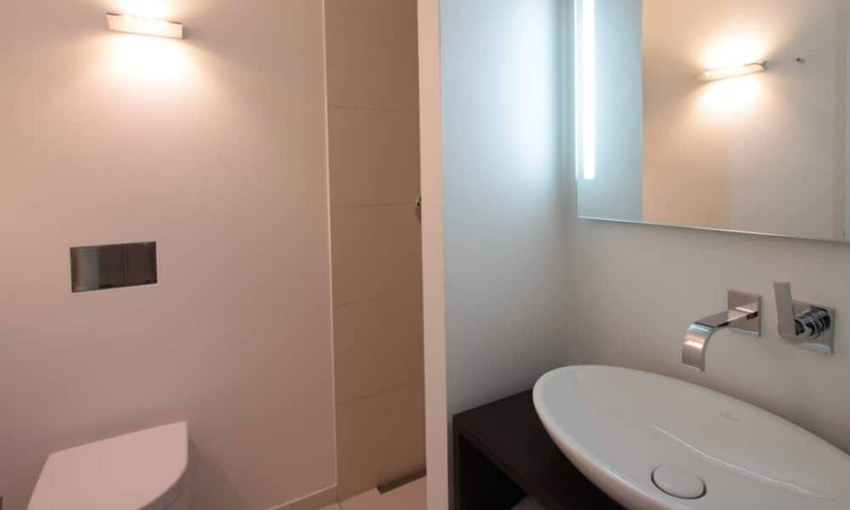 ... Duschbadezimmer renoviert und mit Elementen von Villeroy und Boch ausgestattet. Ein Gäste-WC und der grosse Stauraum im Masterbedroom sind nur ein Teil der Annehmlichkeiten der Wohnung.