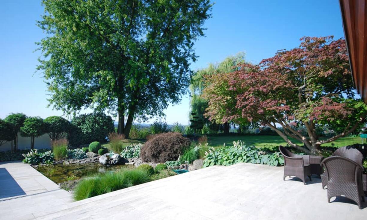 Die Villa befindet sich oberhalb des Dorfes Bützberg in der Region Oberaargau, nahe dem Wald, erhöht und mit Blick auf die Dorflandschaft. Preis auf Anfrage Quelle und Bilder: Engel & Völkers