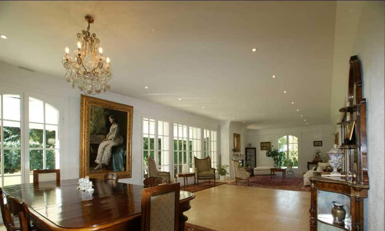 Im Erdgeschoss findet sich der grosszügige Wohnbereich mit 65 Quadratmetern, bestehend aus einem Wohnzimmer mit Kamin und einem Esszimmer mit Blick auf die Terrasse.