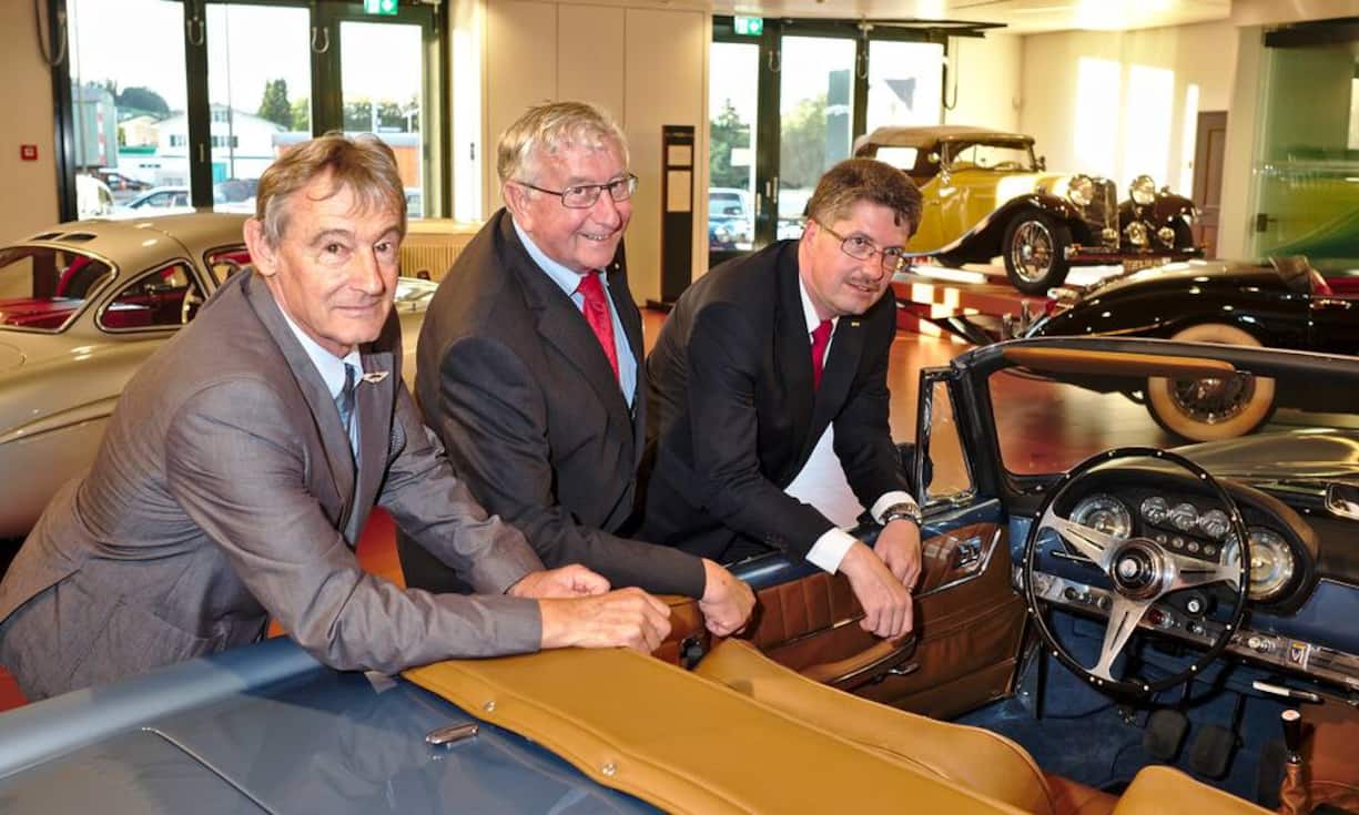 Beat Roos, Delegierter des Verwaltungsrates, Emil Frey Classics AG;
André Siegenthaler, Betreuer der Oldtimersammlung und FIVA-Experte, Emil Frey Classics AG;
René Gauch, Managing Director, Roos Engineering Ltd.
Bilder: Markus Senn