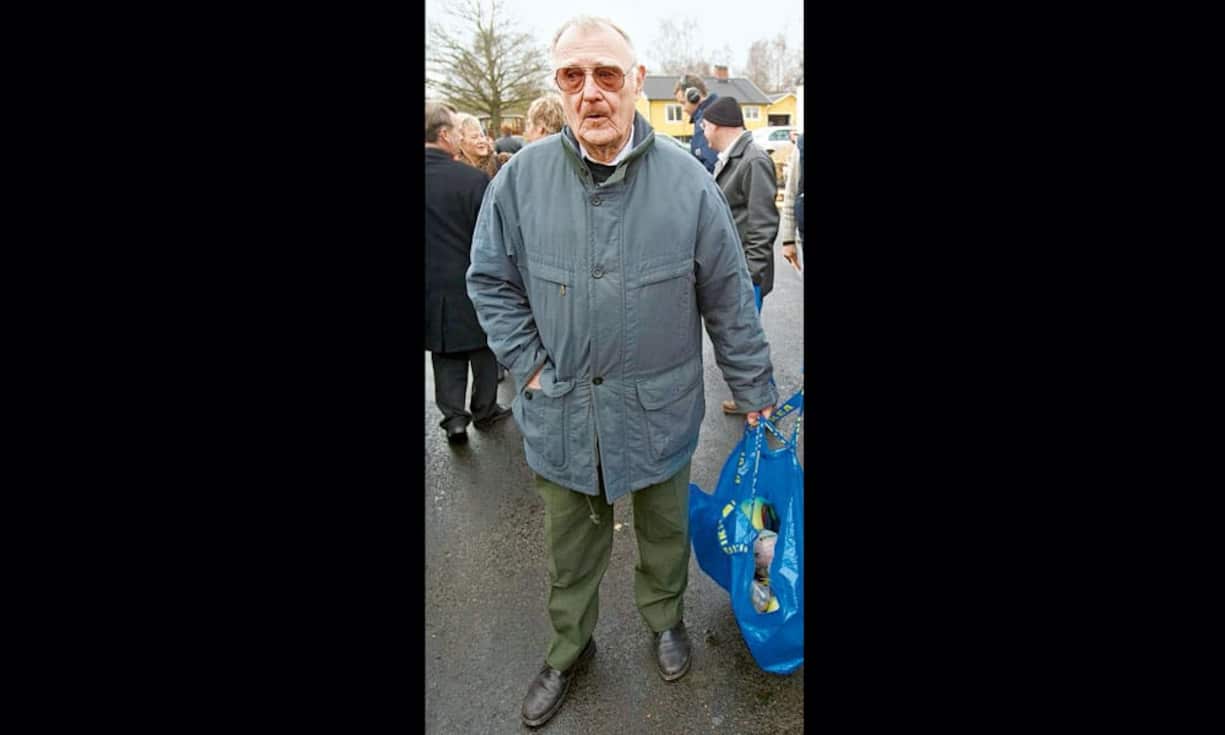 Ingvar Kamprad: Wenn einer der reichsten Männer der Welt seit einer gefühlten Ewigkeit dieselbe Brille trägt, kommt man ins Grübeln. Man könnte meinen, dass sich der Gründer und Besitzer des Möbelgiganten Ikea nichts aus Kleidern macht, sondern sein schwer verdientes Geld lieber für Häuser, Yachten und Weltreisen ausgibt. Nichts dergleichen. Ingvar Kamprad trägt seinen grauen Rentner-Anorak zu schwarzen Gesundheitsschuhen und dazu die Pose vor sich her: Bei mir ist nichts zu holen.