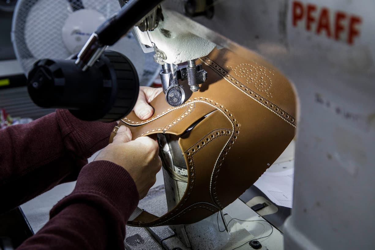 Eine Näherin beim diffizilen «Closing»