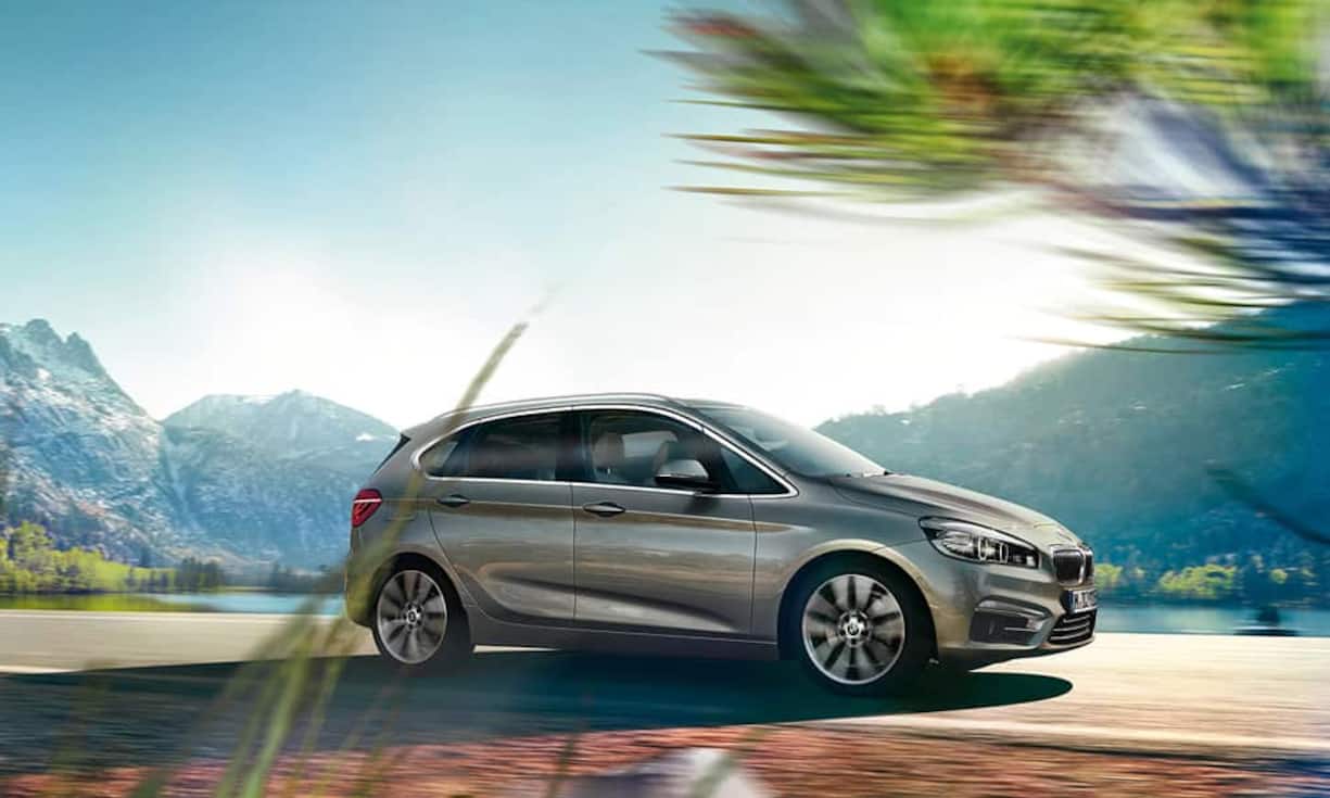 BMW enthüllt den 2er Gran Tourer. Dieser bietet dank dritter Sitzreihe bis zu sieben Personen Platz. Die technische und optische Basis liefert der fünfsitzige 2er Active Tourer. Neben dem Frontantrieb bietet BMW im 2er Gran Tourer wohl auch den optionalen Allradantrieb an.BMW