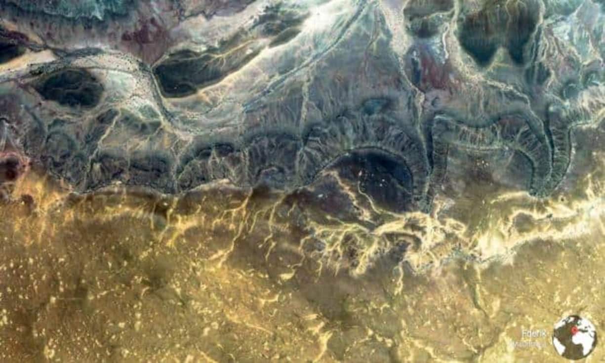 Das Meer auf Mauritius, der Grund ist durch das Wasser zu erkennen.