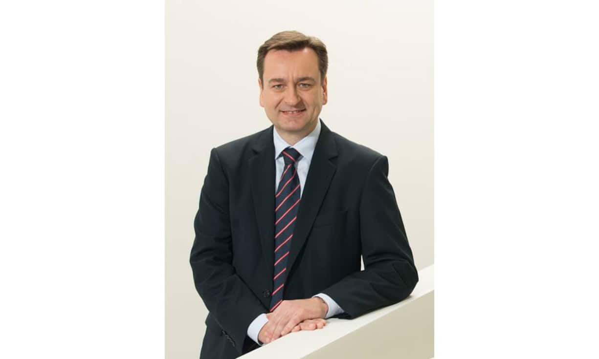 Die Gegenspieler:Joachim Wenning übernimmt nächstes Jahr als Chef bei Munich Re, dem ewigen Rivalen von Swiss Re unter den Rückversicherern. Schon seit 1991 ist Wenning bei Munich Re tätig und steht daher noch stärker als Mumenthaler für Kontinuität. Nicht mithalten können er und die Geschäftsleitung beim Lohn: Die Lohntüte der Swiss Re war 2015 mit rund 47 Millionen Franken fast doppelt so gut gefüllt.PR