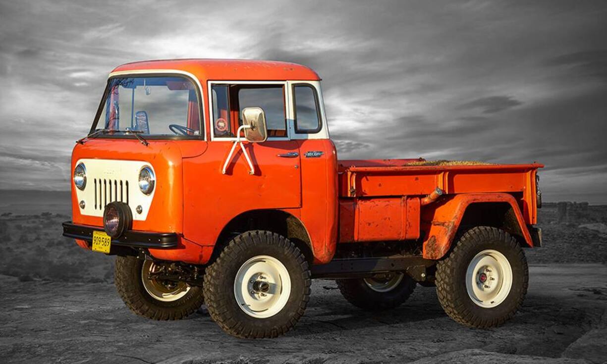 Jeep FC 150Dieses Auto ist nicht so futuristisch wie die anderen, sondern versucht eher, das Alte mit dem Neuen zu verbinden. Auch wenn das Auto so wirkt, als sei es etwas in die Jahre gekommen, handelt es sich unter der Haube eigentlich um einen 2005 Jeep Wrangler, der beste Off-Road-Eigenschaften mitbringt.