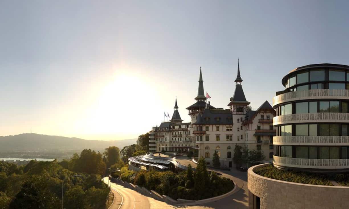 Rang 2: The Dolder Grand, Zürich. Unverändert auf dem 2. Rang liegt The Dolder Grand in Zürich. Es ist das Wahrzeichen eines besonderen Anspruchs: Exklusivität und Luxus. Zudem ist im Zürcher City-Resort stets das Commitment des Hoteliers zu spüren.