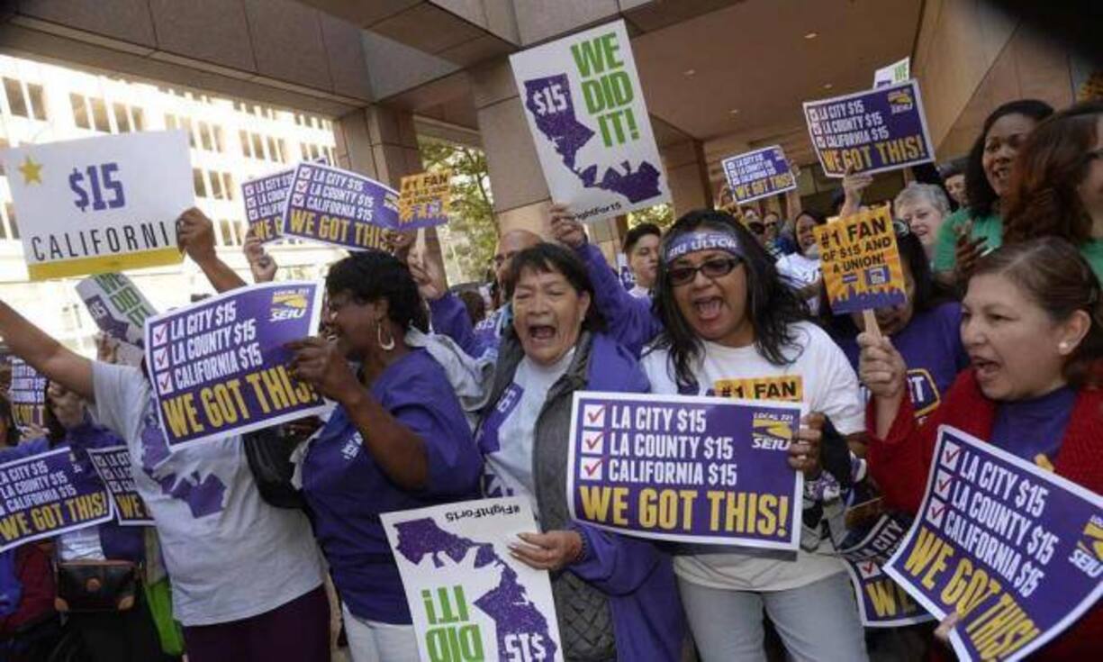 Die wichtigsten Wahlversprechen von Hillary Clinton. Die Präsidentschaftsanwärterin verspricht eine Erhöhung des Mindestlohnes. US-Angestellte sollen landesweit mindestens 12 Dollar pro Stunde verdienen. Aktuell liegt die Untergrenze bei 7,25 Dollar.