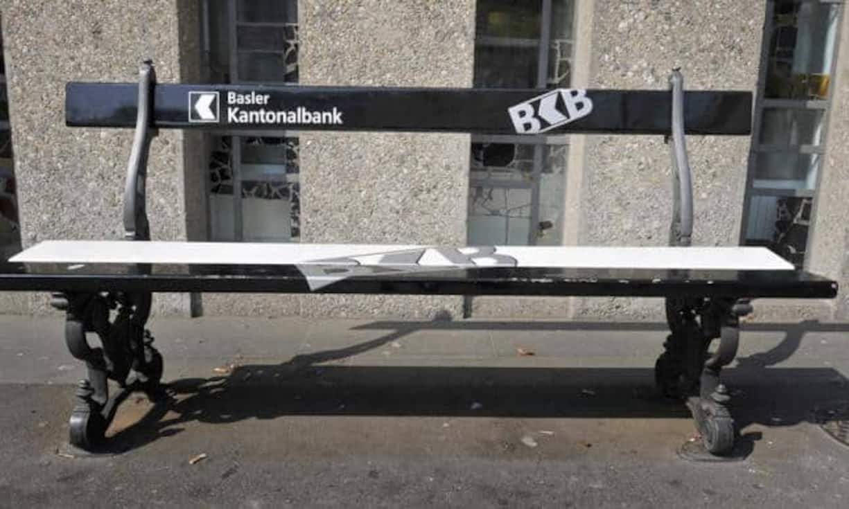 Auch bei der Basler Kantonalbank wurden 2013 unrechtmässige Gewinne fällig. 2,64 Millionen Franken überwies die BKB dem Bund. Wie bei der Tochter Bank Coop hatte die Finma «erhebliche Unregelmässigkeiten» im Handel mit Partizipationsscheinen festgestellt. Die Rüge hatte Konsequenzen...