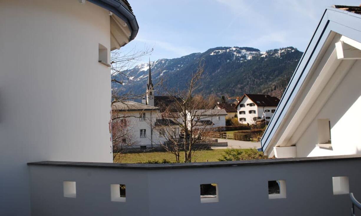 Vom Korridor aus gelangt man auf den Balkon, welcher Zugang zum nicht ausgebauten Atelier über der Garage bietet.