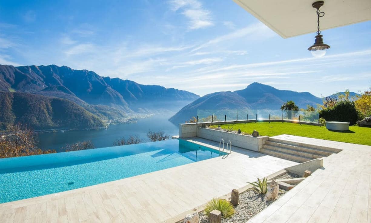 Mit Baujahr 2015, einer Grundstücksfläche von 4'972 m2, einer Wohnfläche von ca. 600 m2 und einer Terrasse von 200 m2 bietet diese Villa viel Luxus inmitten vom Grünen.