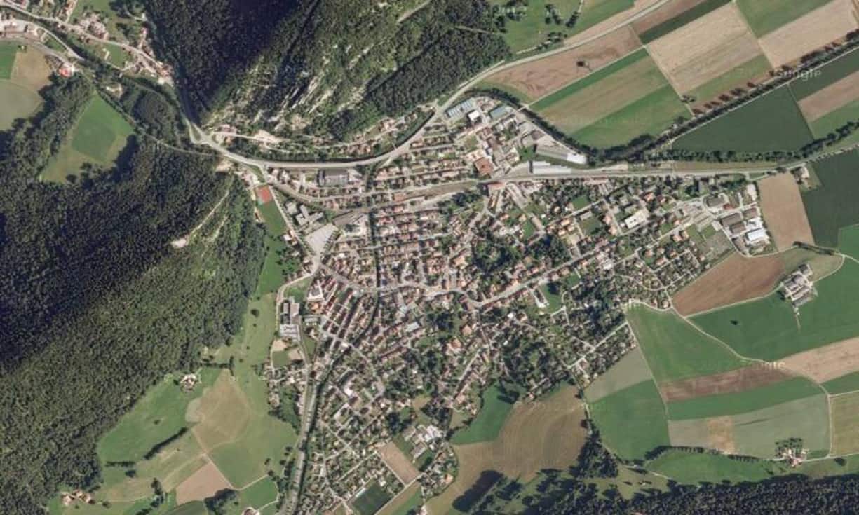 143 Städte hat das auf den Immobilienmarkt sowie die Raum- und Standortentwicklung fokussierte Beratungsunternehmen Wüest & Partner bewertet. Beim von BILANZ präsentierten «Städte-Ranking 2013» liegt erneut der Neuenburger Jura am Ranglistenende - einerseits mit Val-de-Travers (143.), anderseits… (Bild: Google Maps)