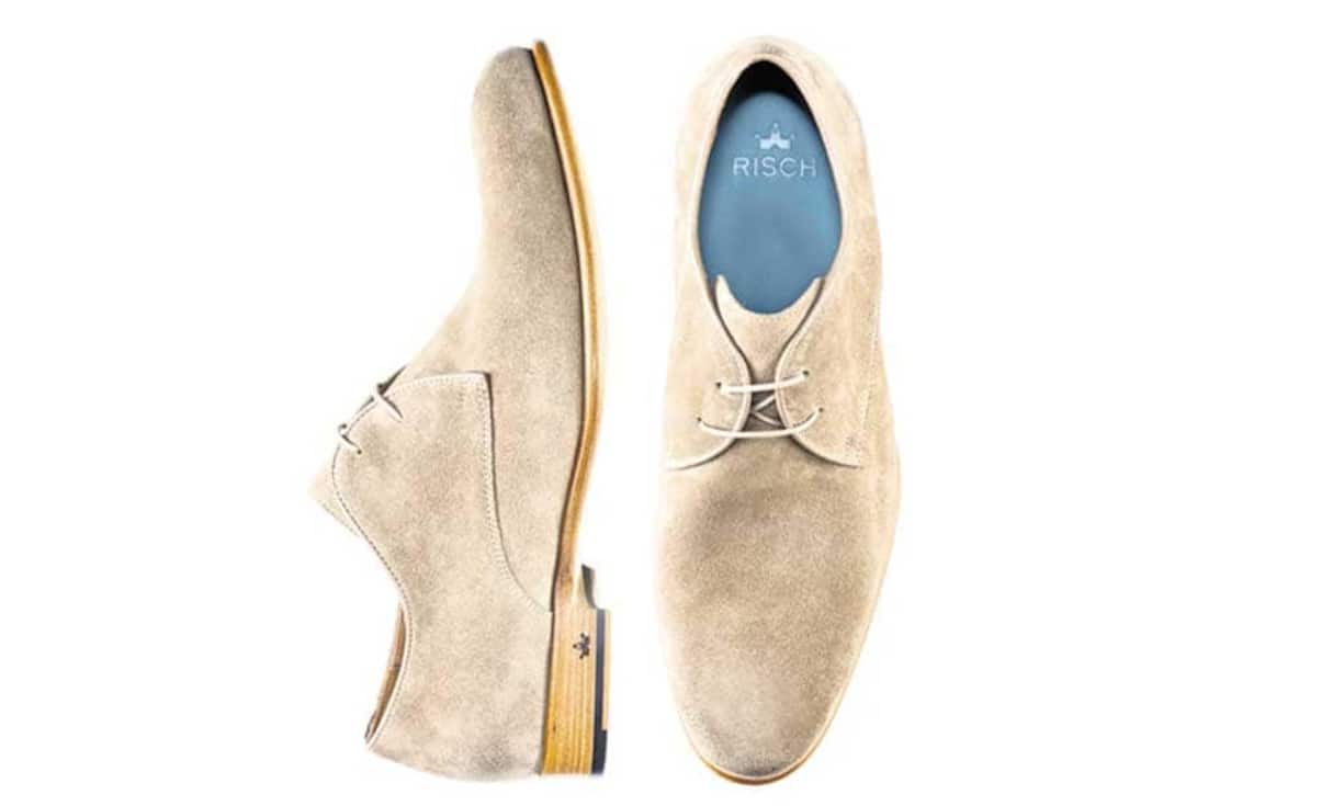 Risch: Exklusiv
In einer limitierten Auflage von 30 Paaren werden diese Derby-Schnürer aus Kalbsveloursleder hergestellt. Velours soll kratzsicher sein und keinen Staub aufnehmen.
Preis: 340 Franken