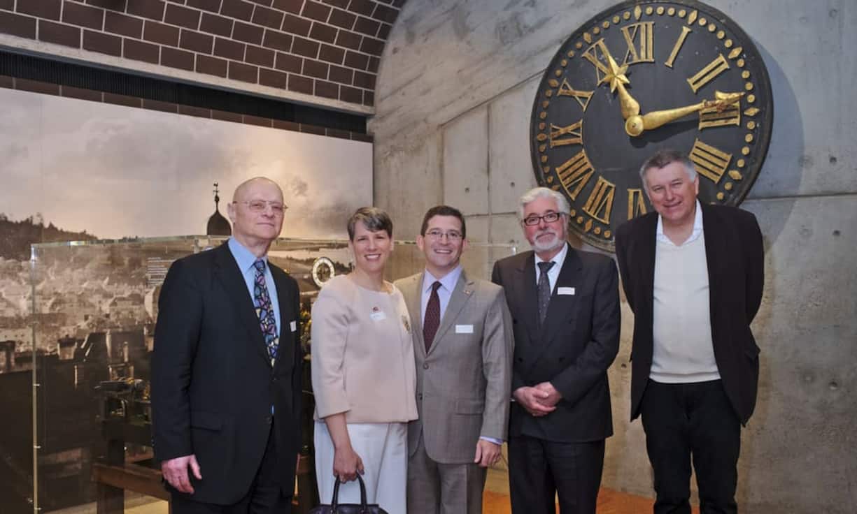 Walter Hediger, Owner & CEO, Gallet Watch Company;
Suzi LeVine, USA-Botschafterin für die Schweiz und Liechtenstein;
Eric LeVine;
Ludmil Georg Raytchev, Chairman & CEO, QinetiQa Holding AG;
Jean-Michel Piquet, Konservator, Internationales Uhrenmuseum La Chaux-de-Fonds (Bilder v.l.n.r.)