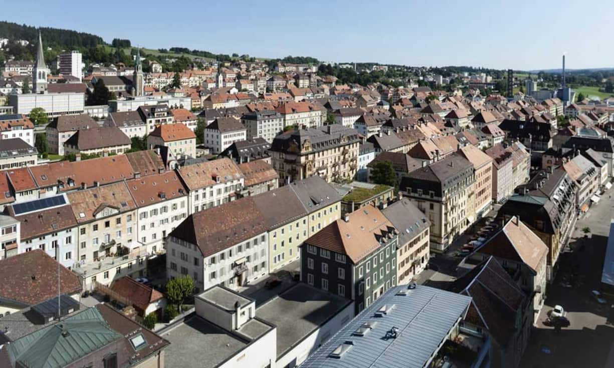 Comparis.ch hat die durchschnittlichen Monatsmieten für eine Drei-Zimmer-Wohnung in den 15 grössten Städten in der Deutschschweiz und Romandie untersucht. Am günstigsten lebt es sich demnach in La-Chaux-de-Fonds.
15. La Chaux-de-Fonds
Durchschnittliche Monatsmiete: 1'111.- Franken