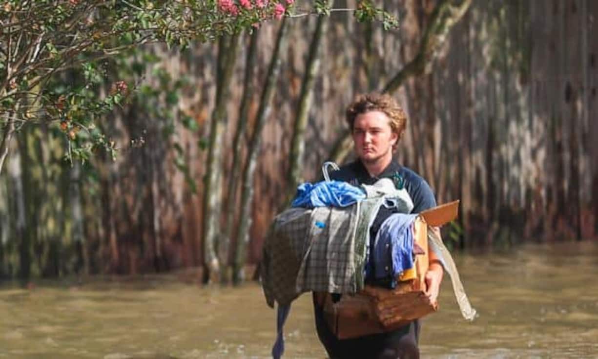 Ein Mann hat das Wichtigste zusammengerafft und versucht, es vor den Fluten zu retten.